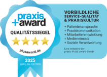 Augenarzt Hattersheim Qualitätssiegel Praxis Plus Award mit vier goldenen Sternen für vorbildlichen Service, Kommunikation, Mitarbeiterentwicklung, Mediennutzung und soziale Verantwortung. Gültig bis Q3/2026.
